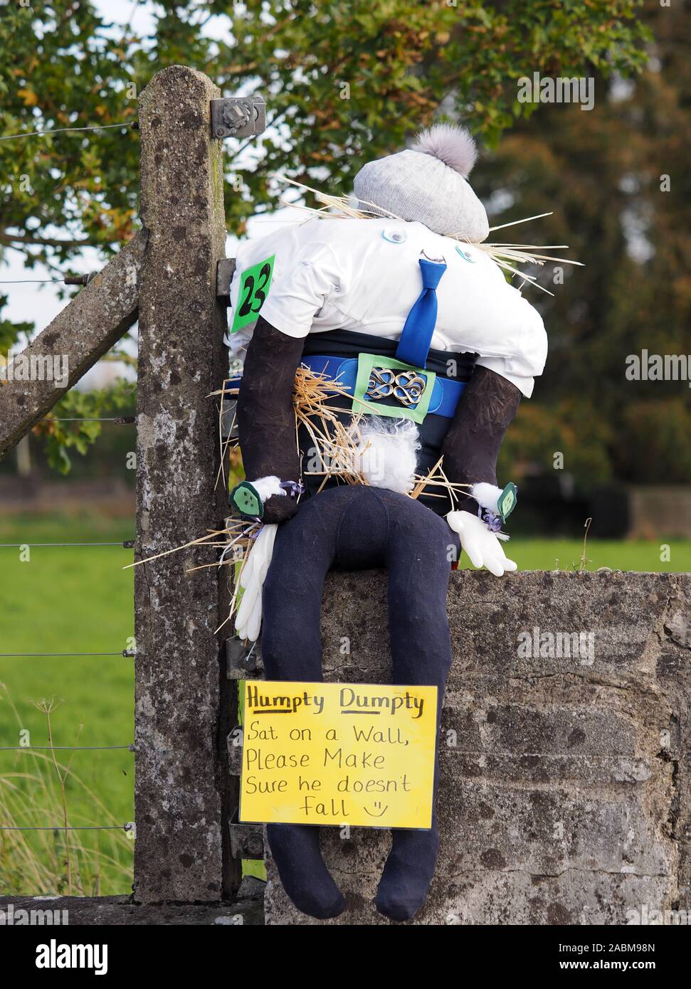 Humpty Dumpty halloween spaventapasseri seduto su una parete in New Inn, Tipperary, Irlanda Foto Stock