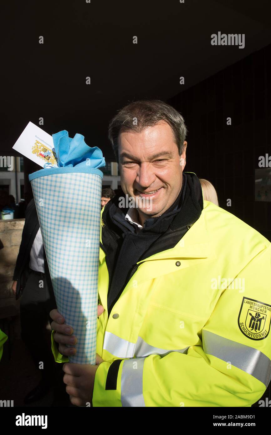 Il primo ministro Markus Söder (nella foto con due sacchetti di scuola) funziona come un allievo pilota al primo giorno di scuola in parte anteriore del San-Anna-Grundschule in Lehel. [Traduzione automatizzata] Foto Stock