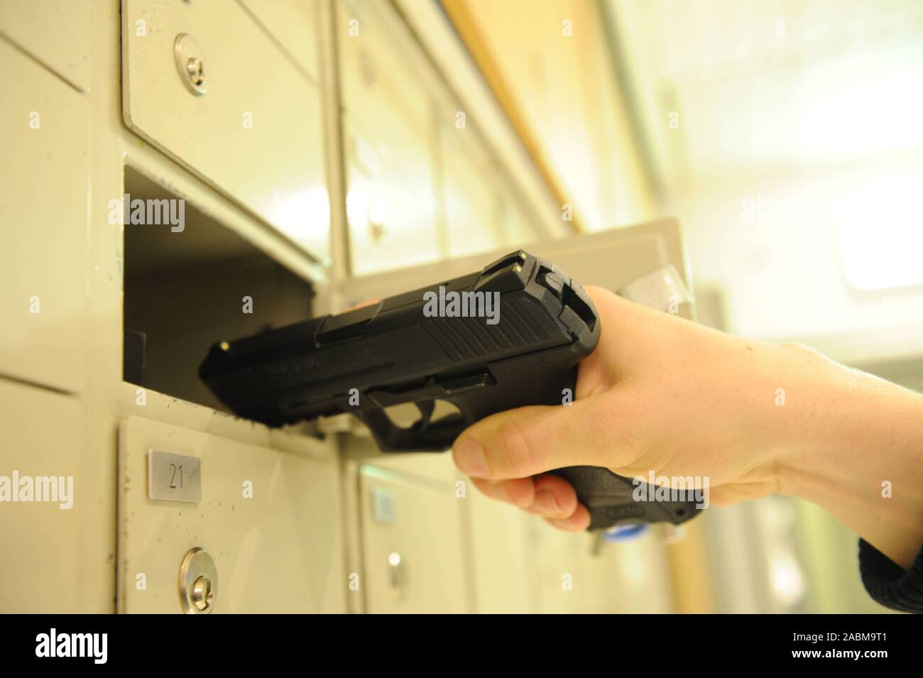 Un membro della polizia federale prende la sua pistola di servizio da un vano di pistola alla Stazione Centrale di Monaco. [Traduzione automatizzata] Foto Stock