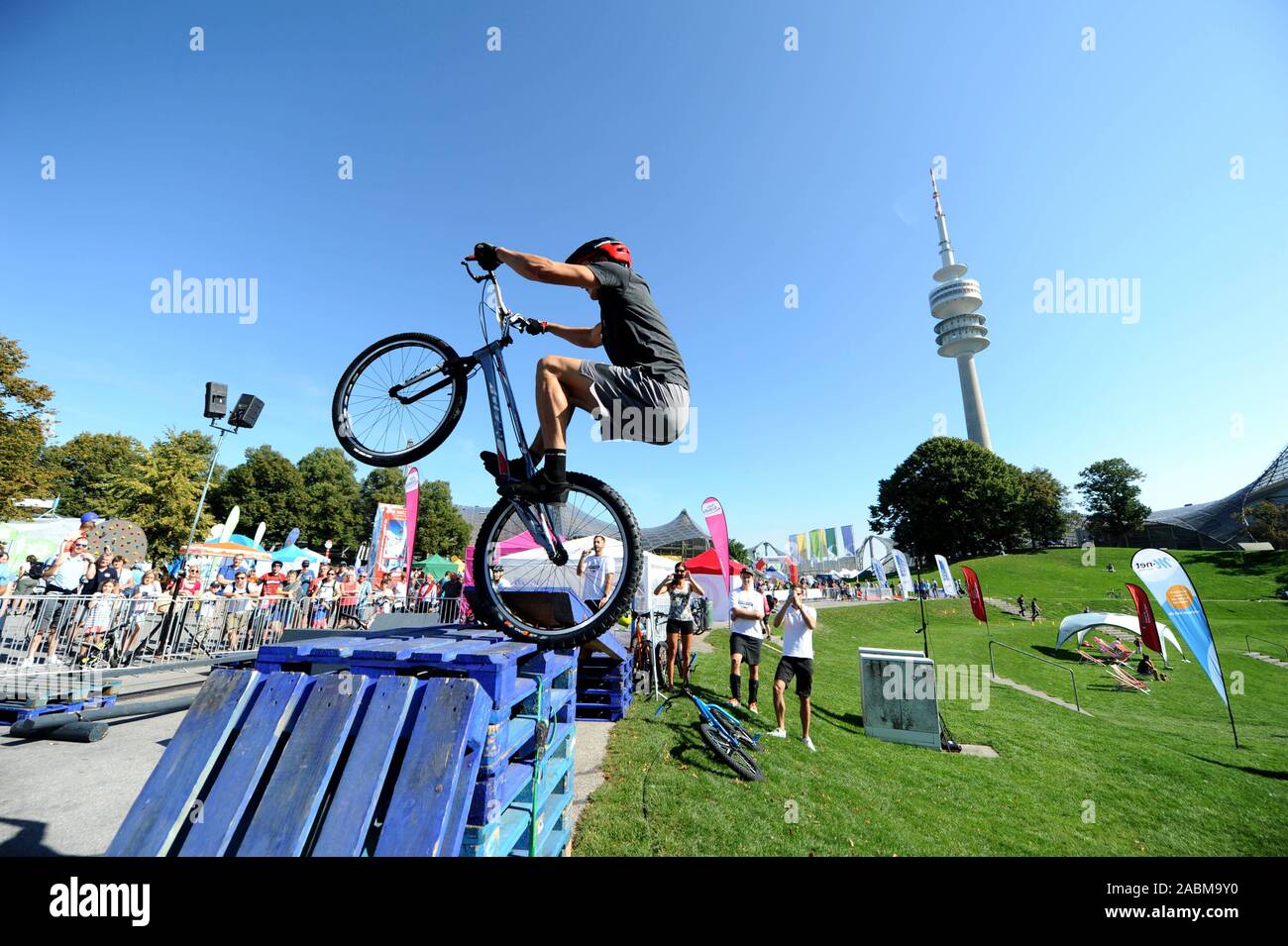 Per la quarta volta, vari sport può essere provato gratuitamente presso il Festival dello sport a Monaco di Baviera il Parco Olimpico. Questa è la Mountain Bike. [Traduzione automatizzata] Foto Stock