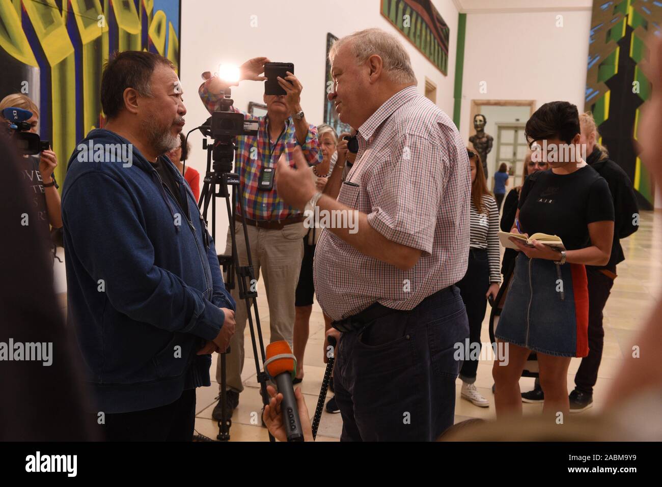 Ai Weiwei (l) a una protesta da parte del consiglio di fabbrica al Haus der Kunst contro la prevista riduzione di personale in outsourcing le aree di supervisione, il registratore di cassa e di gate. La foto mostra l'artista cinese in conversazione con Haus der Kunst managing director Bernhard Spies, chi non è entusiasta per l'azione. [Traduzione automatizzata] Foto Stock