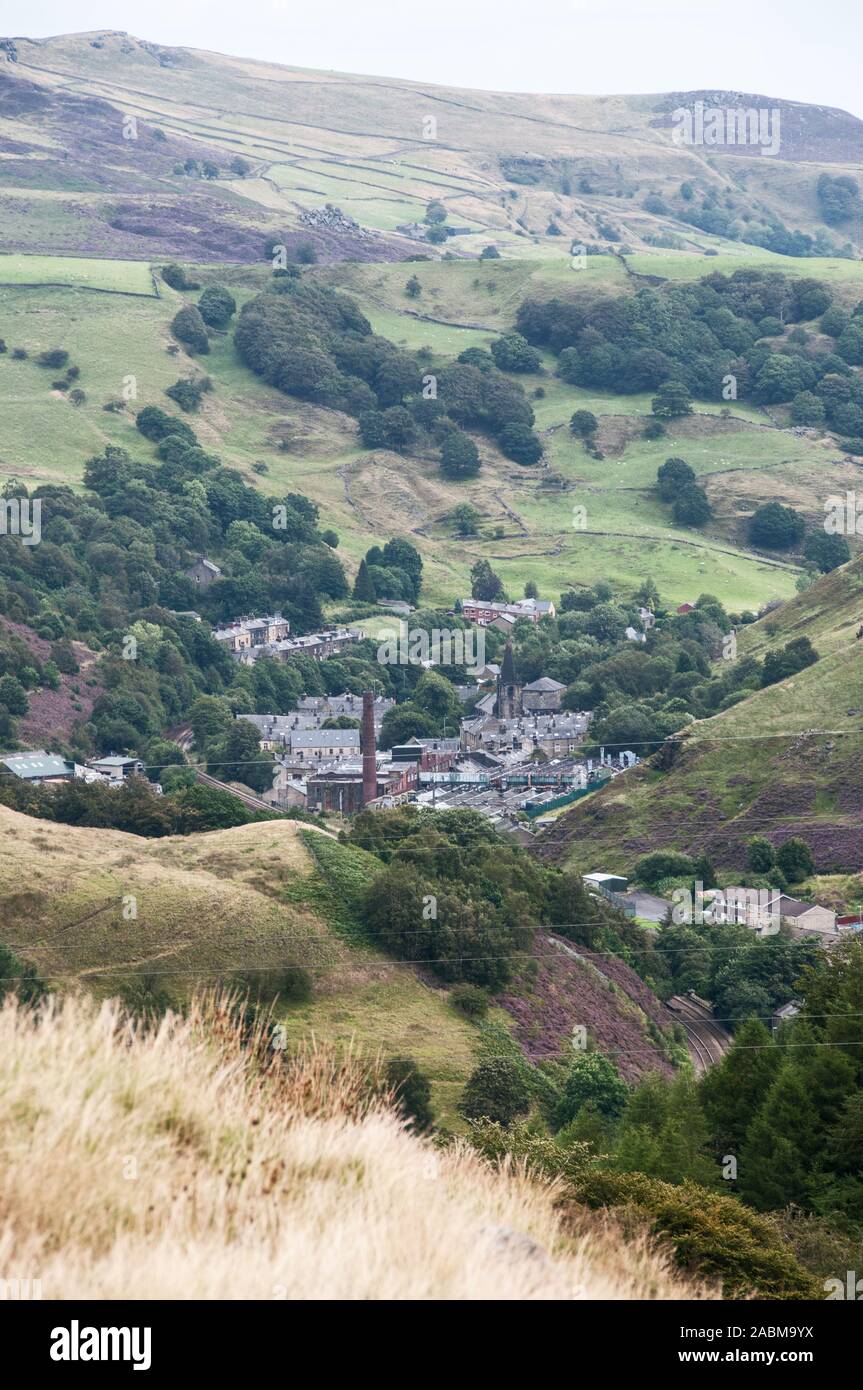 Intorno al Regno Unito - West Yorkshire - Cornholme, storica area industriale, con Stansfield Moor nella distanza. Foto Stock