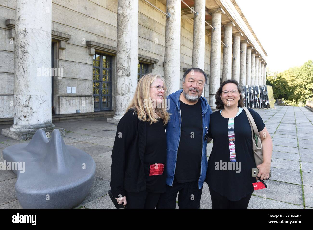 Ai Weiwei durante un'azione di protesta del consiglio di fabbrica al Haus der Kunst contro la prevista riduzione di personale in outsourcing le zone di sorveglianza, cassa e gate. La foto mostra l'artista cinese con opere dei due membri del consiglio di fronte al museo. [Traduzione automatizzata] Foto Stock