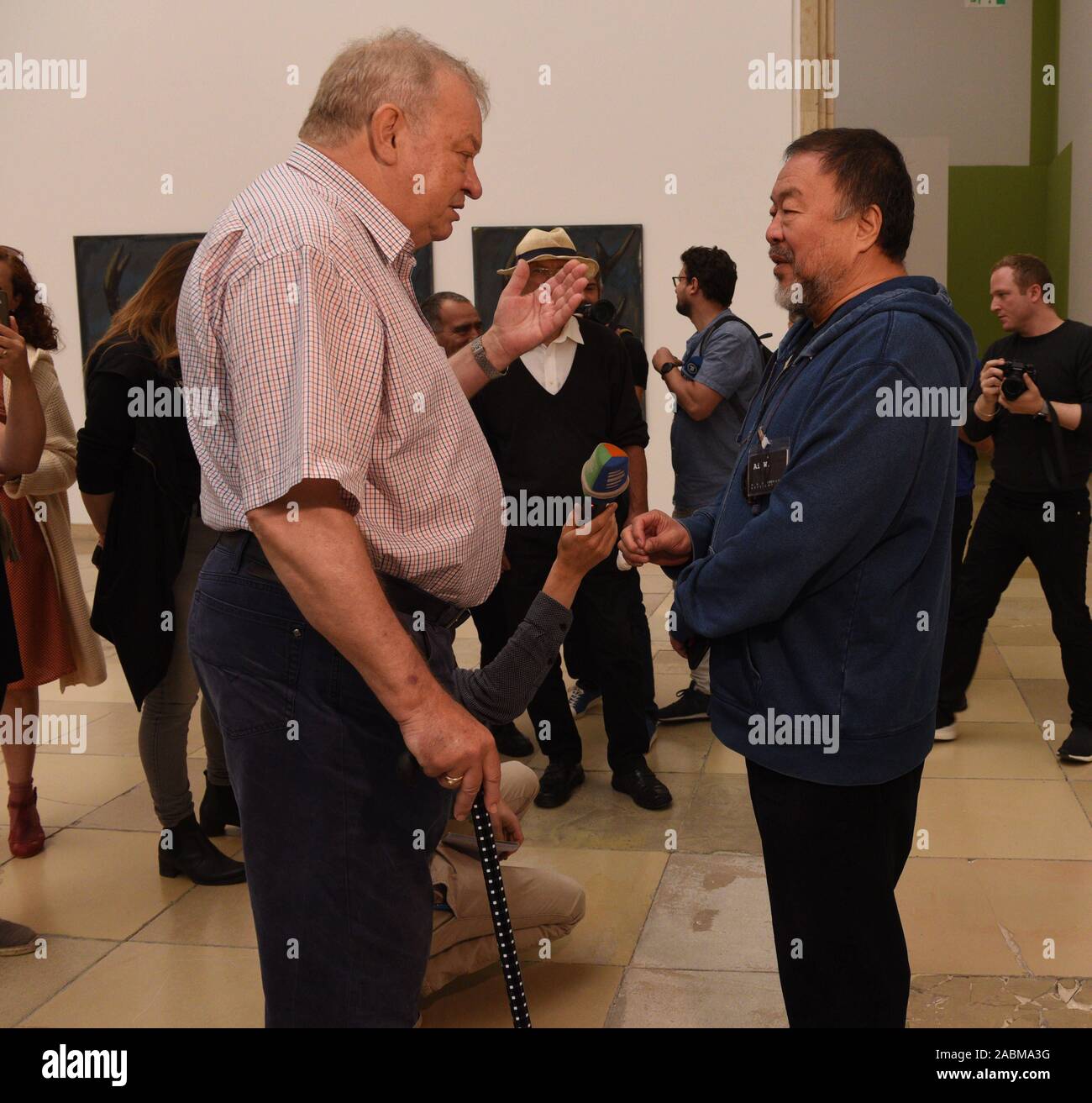 Ai Weiwei (r) a una protesta da parte del consiglio di fabbrica al Haus der Kunst contro la prevista riduzione di personale in outsourcing le zone di sorveglianza, cassa e gate. La foto mostra l'artista cinese in conversazione con Haus der Kunst managing director Bernhard Spies, chi non è entusiasta per l'azione. [Traduzione automatizzata] Foto Stock