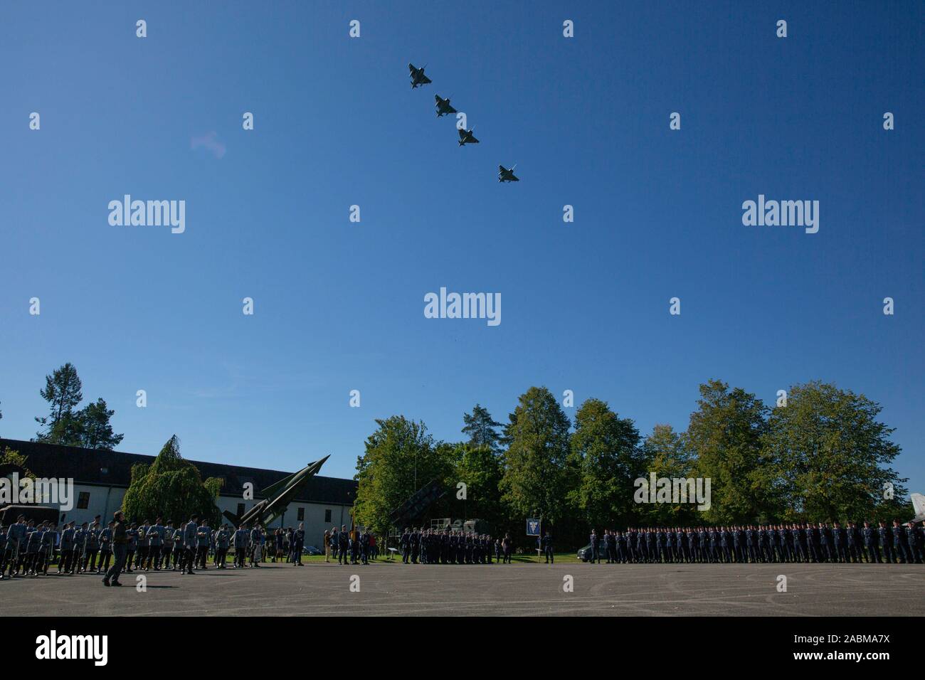 La formazione di quattro velivoli Eurofighter jet da combattimento sorvolano Fürstenfeldbruck Air Base per l'appello finale del responsabile del corso di formazione. [Traduzione automatizzata] Foto Stock