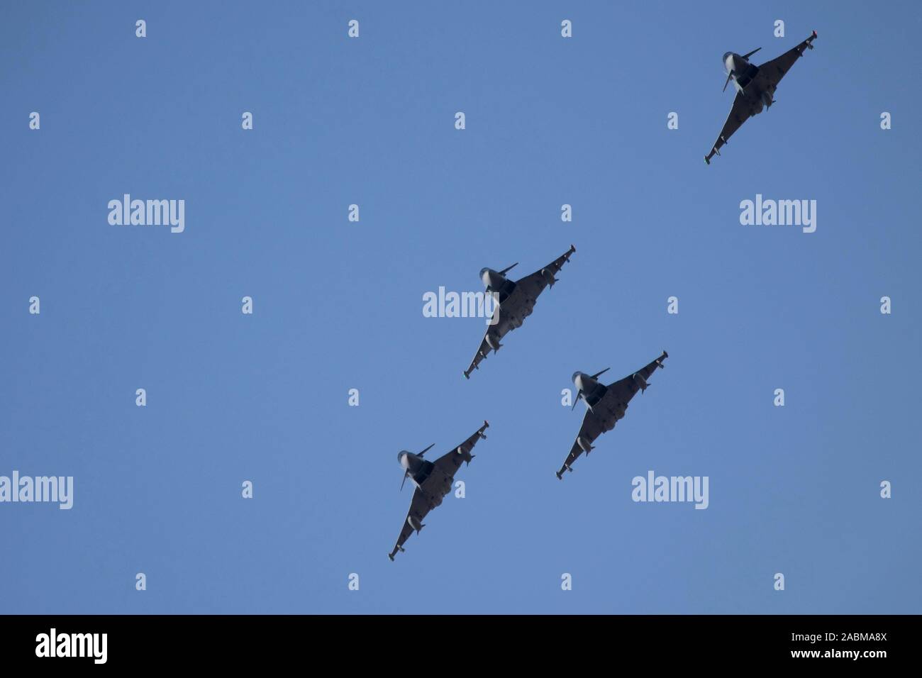 La formazione di quattro velivoli Eurofighter jet da combattimento sorvolano Fürstenfeldbruck Air Base per l'appello finale del responsabile del corso di formazione. [Traduzione automatizzata] Foto Stock