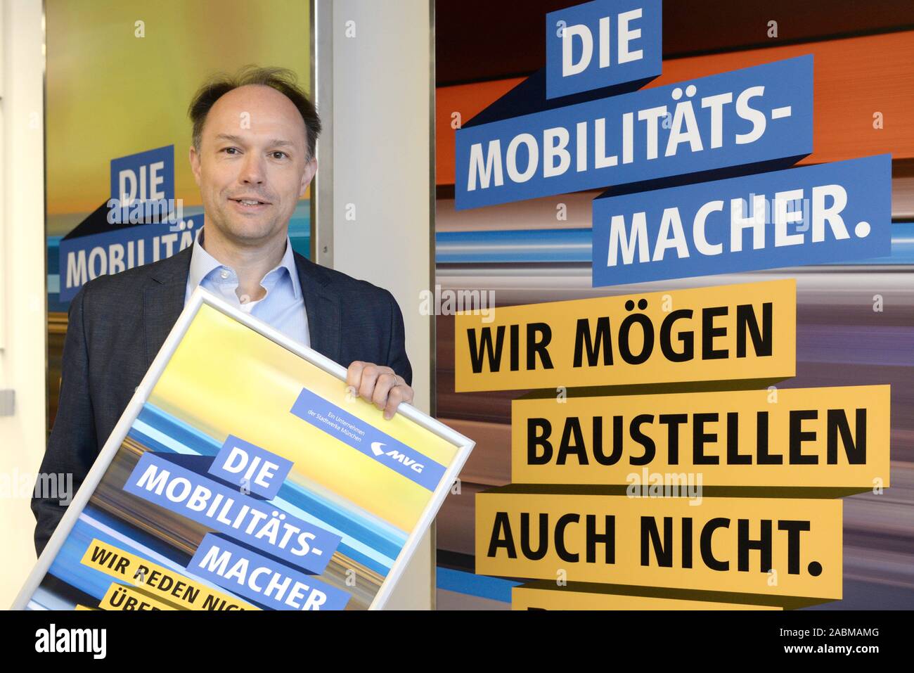 Ralf Willrett, responsabile della gestione della mobilità a Münchner Verkehrsgesellschaft (MVG), presenta la nuova campagna di immagine dei mezzi di trasporto urbani azienda presso il principale sito in costruzione a Sendlinger Tor stazione della metropolitana. In futuro, MVG annuncerà la stessa con lo slogan "La mobilità Maker" e prendere su argomenti quali la protezione del clima e la digitalizzazione sul suo poster. [Traduzione automatizzata] Foto Stock