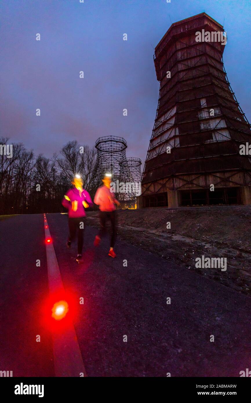 Per chi ama fare jogging sul lungofiume di anello, attorno al Patrimonio Mondiale UNESCO Zollverein, qui su la cokeria, sito nei pressi della ex torri di raffreddamento della c Foto Stock