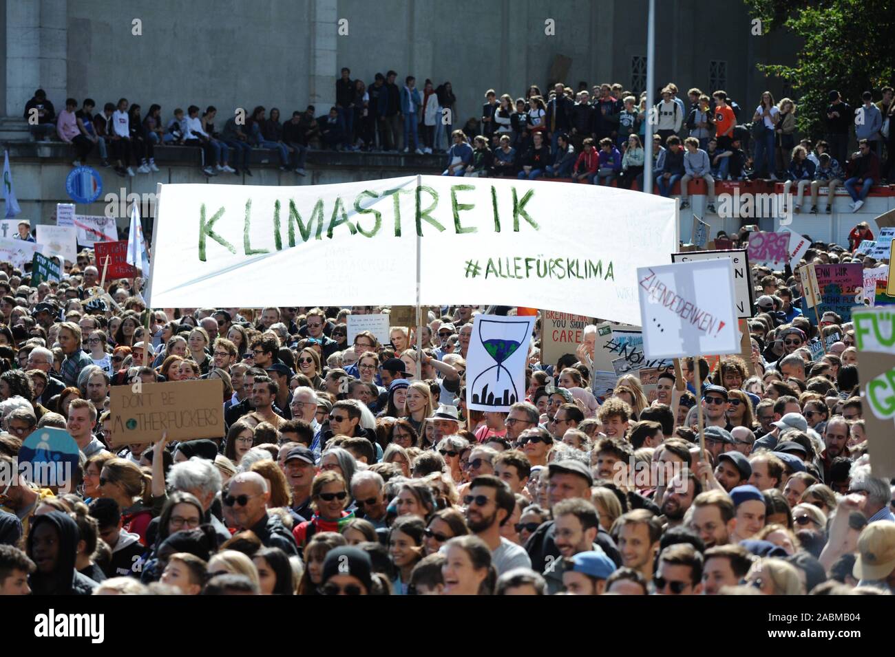 "Venerdì per il futuro " Dimostrazione per il clima in tutto il mondo il giorno di protesta presso la Königsplatz a Monaco di Baviera. "Venerdì per il futuro " Dimostrazione per il clima in tutto il mondo il giorno di protesta presso la Königsplatz a Monaco di Baviera. [Traduzione automatizzata] Foto Stock