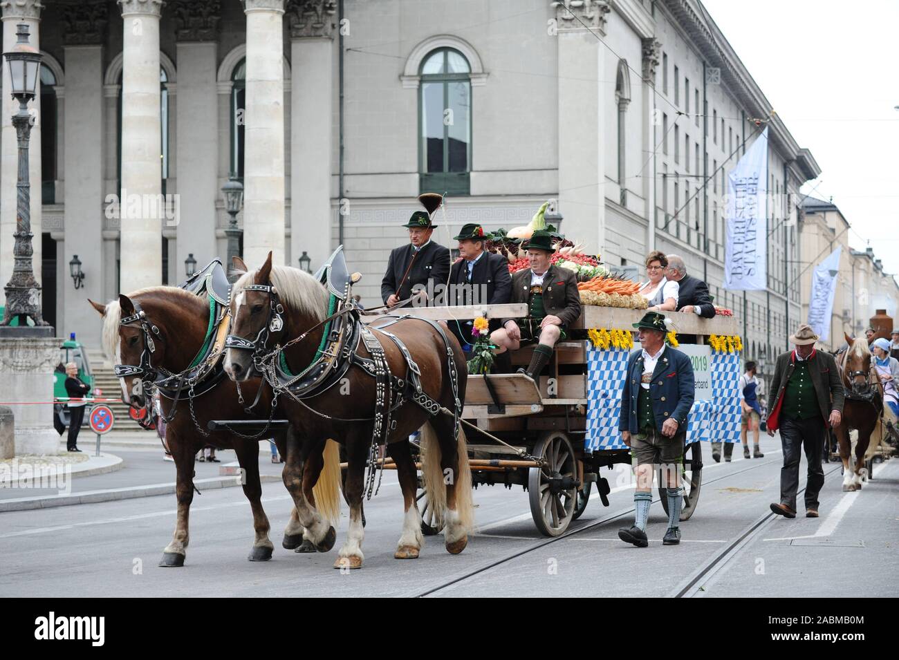 L'associazione Pferdeland Bayern al Trachten- und Schützenzug all'inizio dell'Oktoberfest. [Traduzione automatizzata] Foto Stock