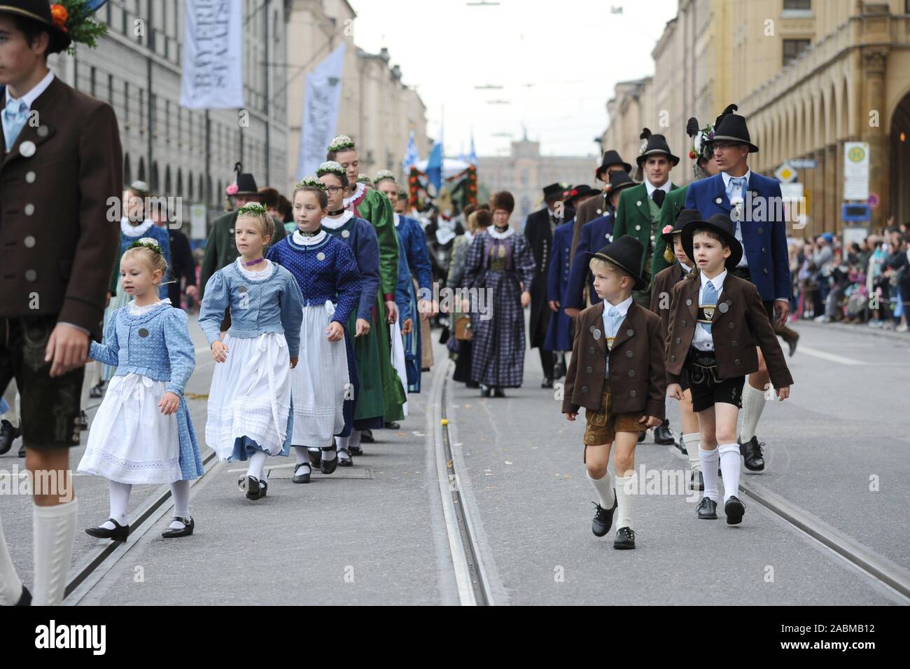 Heimat und Volkstrachtenverein Starnberg in costume tradizionale e tiratori processione all'inizio dell'Oktoberfest. [Traduzione automatizzata] Foto Stock