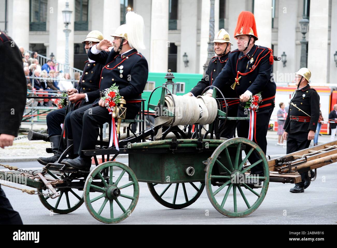 Il Reithofen vigili del fuoco al Trachten e Schützenzug all'inizio dell'Oktoberfest. [Traduzione automatizzata] Foto Stock