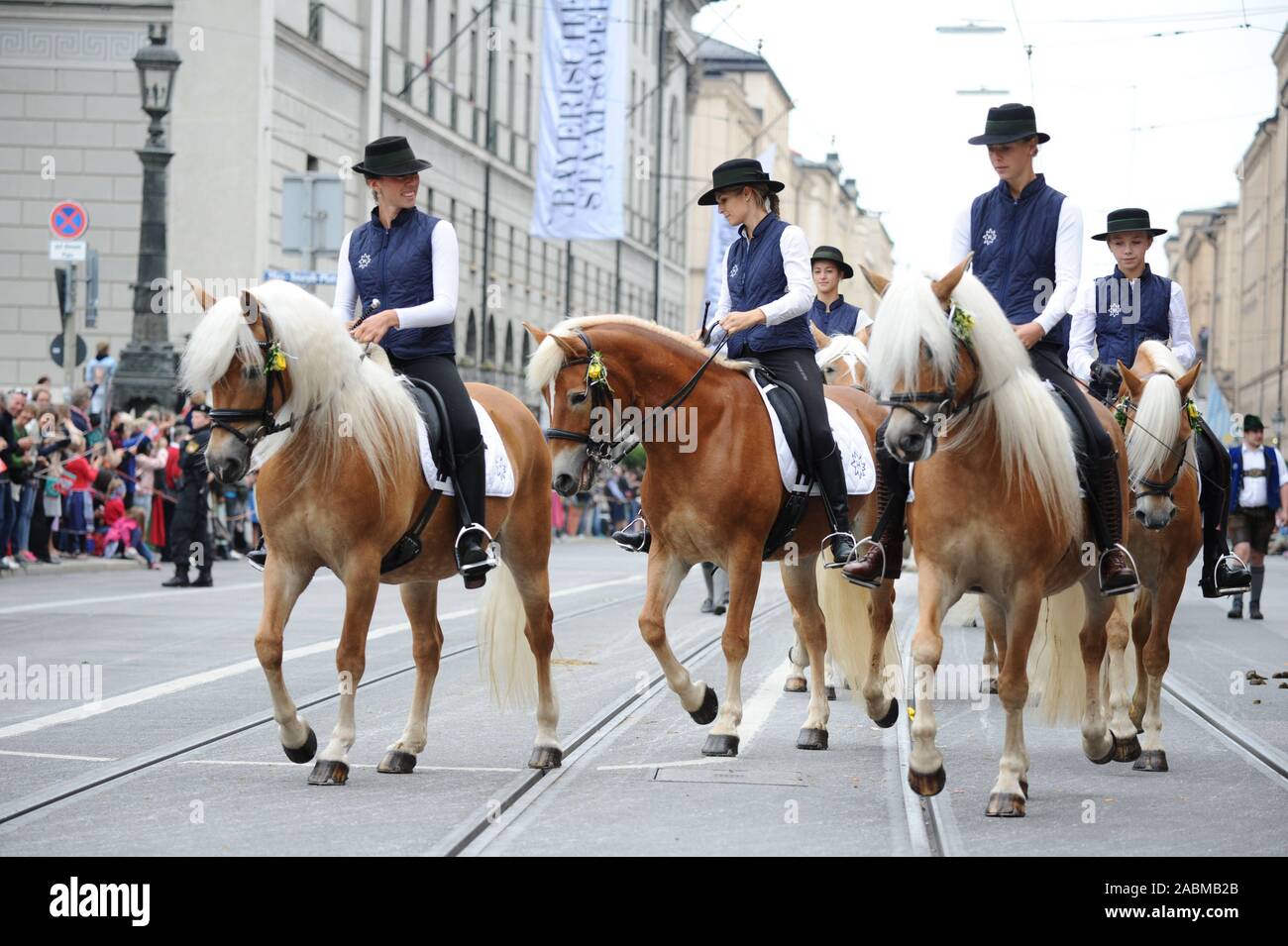 L'associazione Pferdeland Bayern al Trachten- und Schützenzug all'inizio dell'Oktoberfest. [Traduzione automatizzata] Foto Stock