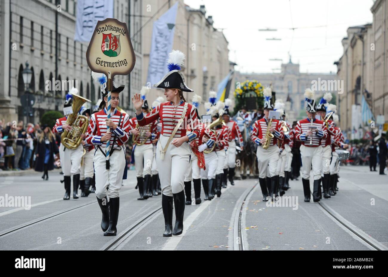 La città cappella Germering al Trachten- e Schützenzug all'inizio dell'Oktoberfest. [Traduzione automatizzata] Foto Stock