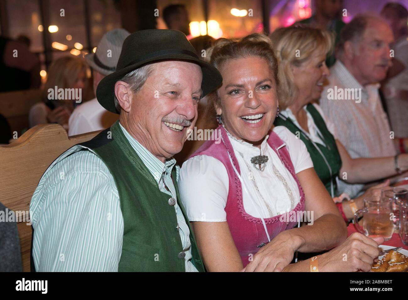 L'attrice Christine Neubauer e Werner Rom alla Wiesn celebrazione della stazione TV GoldStar TV nella tenda del vino. [Traduzione automatizzata] Foto Stock