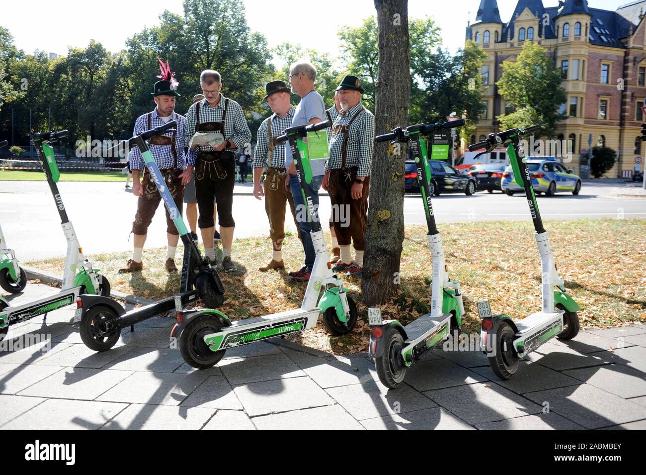 In ed intorno alla zona del Theresienwiese, l'e-scooter sono proibite durante l'Oktoberfest per motivi di sicurezza. [Traduzione automatizzata] Foto Stock