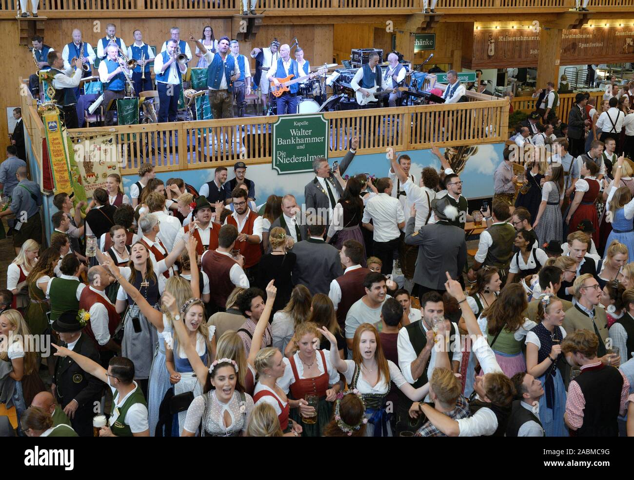 La tenda di ripresa sul Wiesn su una domenica pomeriggio. [Traduzione automatizzata] Foto Stock