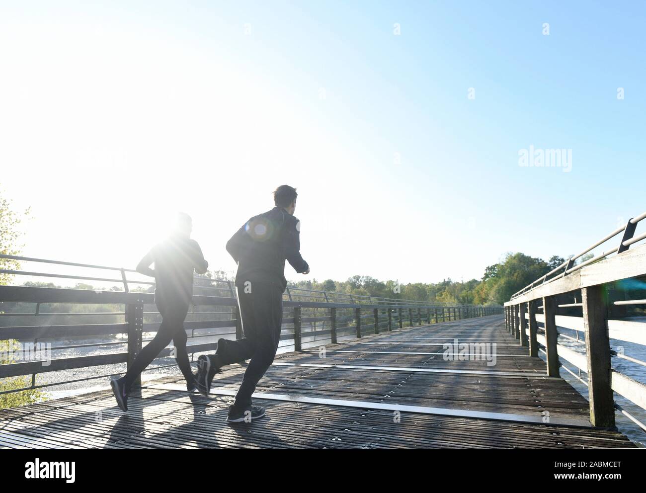 Due pareggiatori per correre sul Flauchersteg su una soleggiata giornata autunnale. [Traduzione automatizzata] Foto Stock