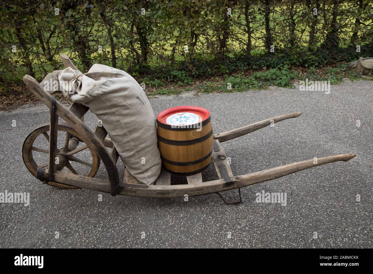 Sacco vecchio carrello con un barile di birra della birreria remoti cooperativa Bräu Schleißheim ad esempio in Wilhelmshof nel vecchio castello di Schleißheim in Oberschleißheim. [Traduzione automatizzata] Foto Stock