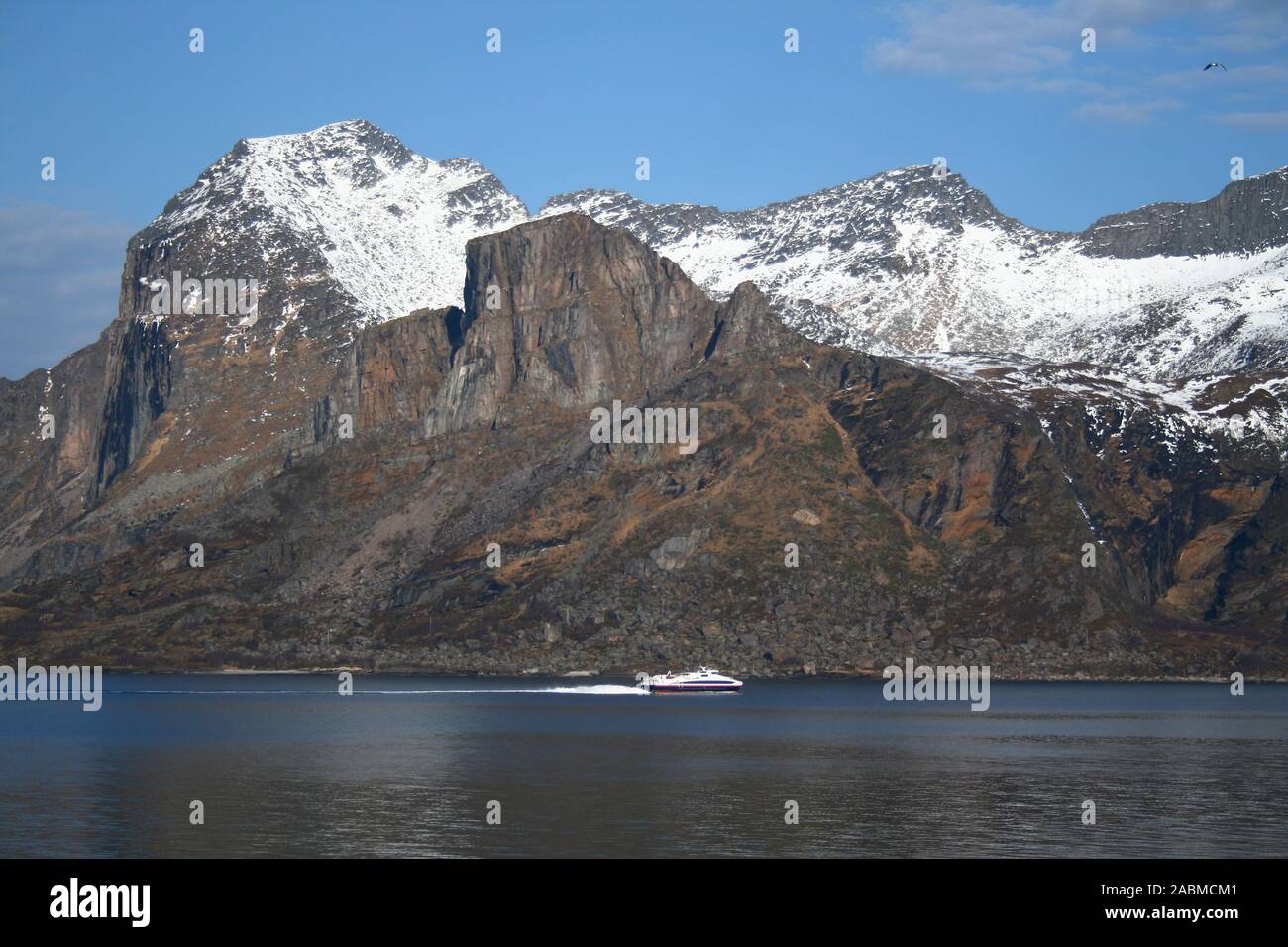 Immagini Stock - Elmo Vichingo Sulla Riva Del Fiordo In Norvegia. Turismo E  Concetto Di Viaggio. Image 145256905