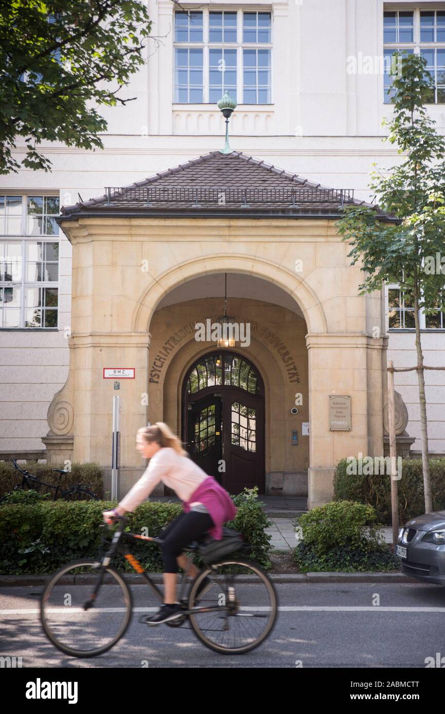 Vista da Nussbaumstraße al portale di ingresso della clinica psichiatrica della Università di Monaco di Baviera. [Traduzione automatizzata] Foto Stock