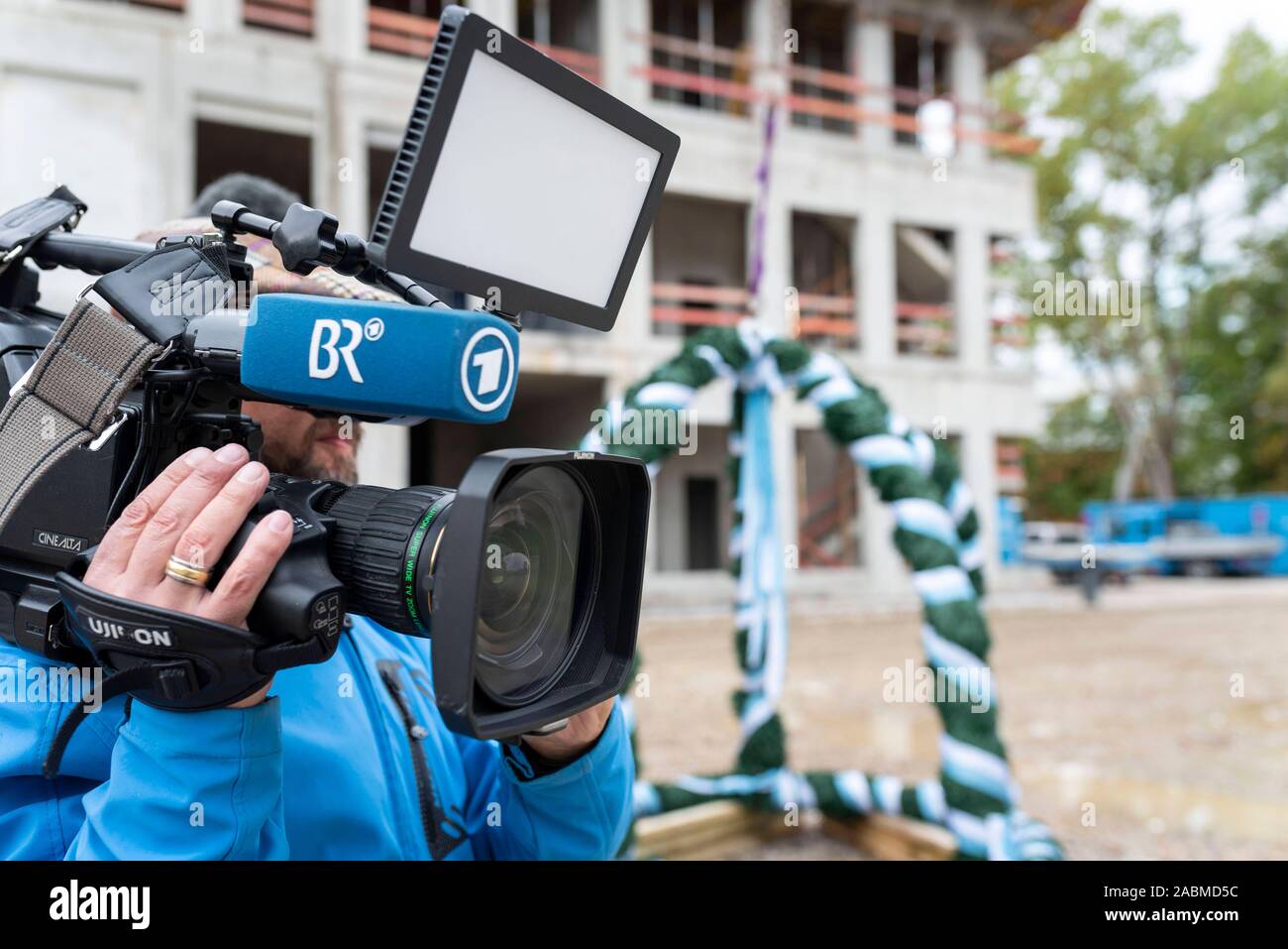 Martedì 8 ottobre 2019, un team televisivo dalla Bayerischer Rundfunk film sarà il topping-out cerimonia del Aktualitätenzentrum und Wellenhaus a Freimann (Alta Baviera). [Traduzione automatizzata] Foto Stock