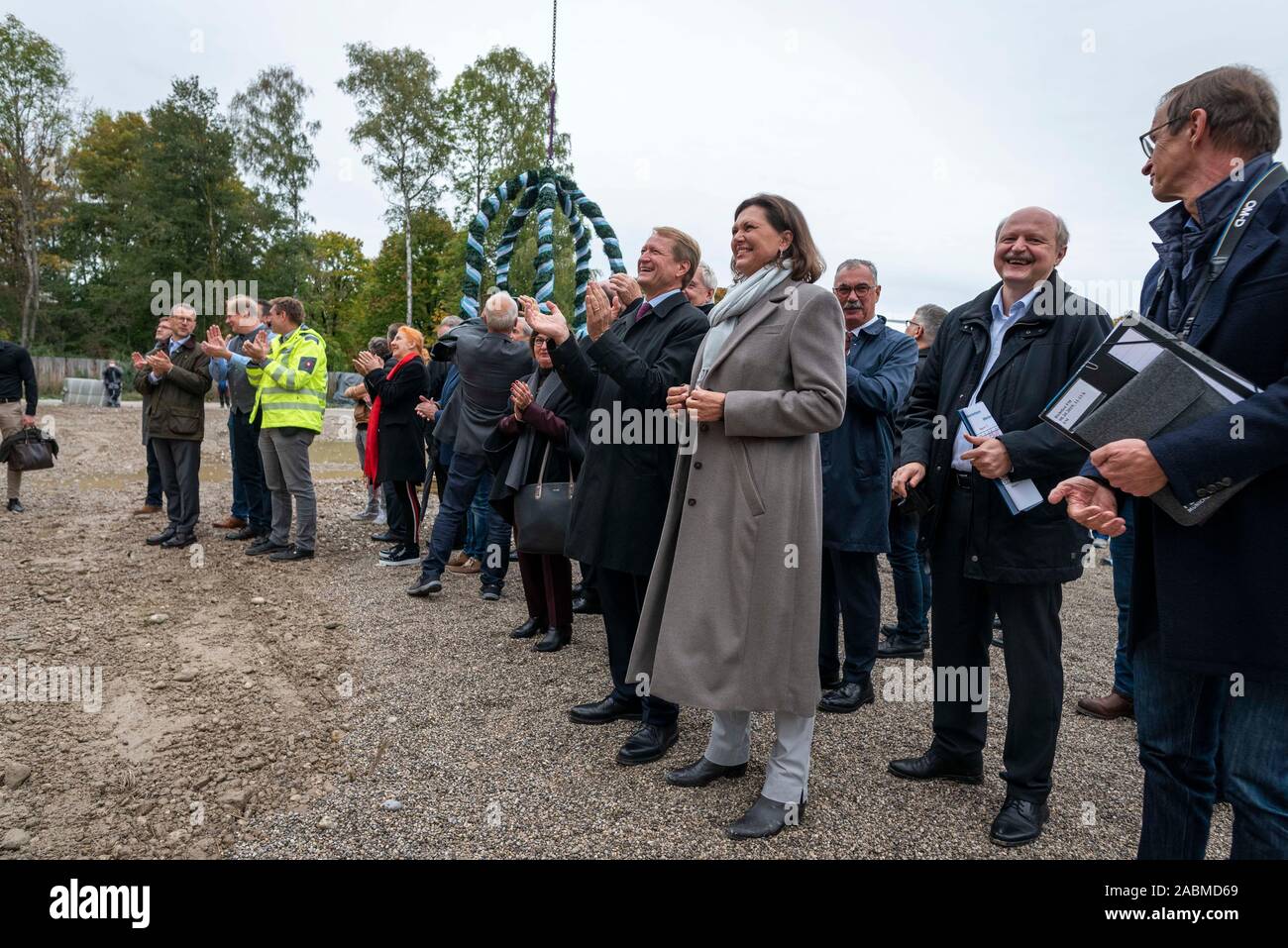 (L-r) BR Direttore generale Ulrich Wilhelm, Presidente del membro del Parlamento europeo e presidente del Consiglio di Amministrazione Ilse Aigner e strategia e innovazione Manager di BR Roland Scheble parteciperà il topping-out cerimonia del Aktualitätenzentrum und Wellenhaus a Freimann (Alta Baviera) Martedì, 8 ottobre 2019. [Traduzione automatizzata] Foto Stock