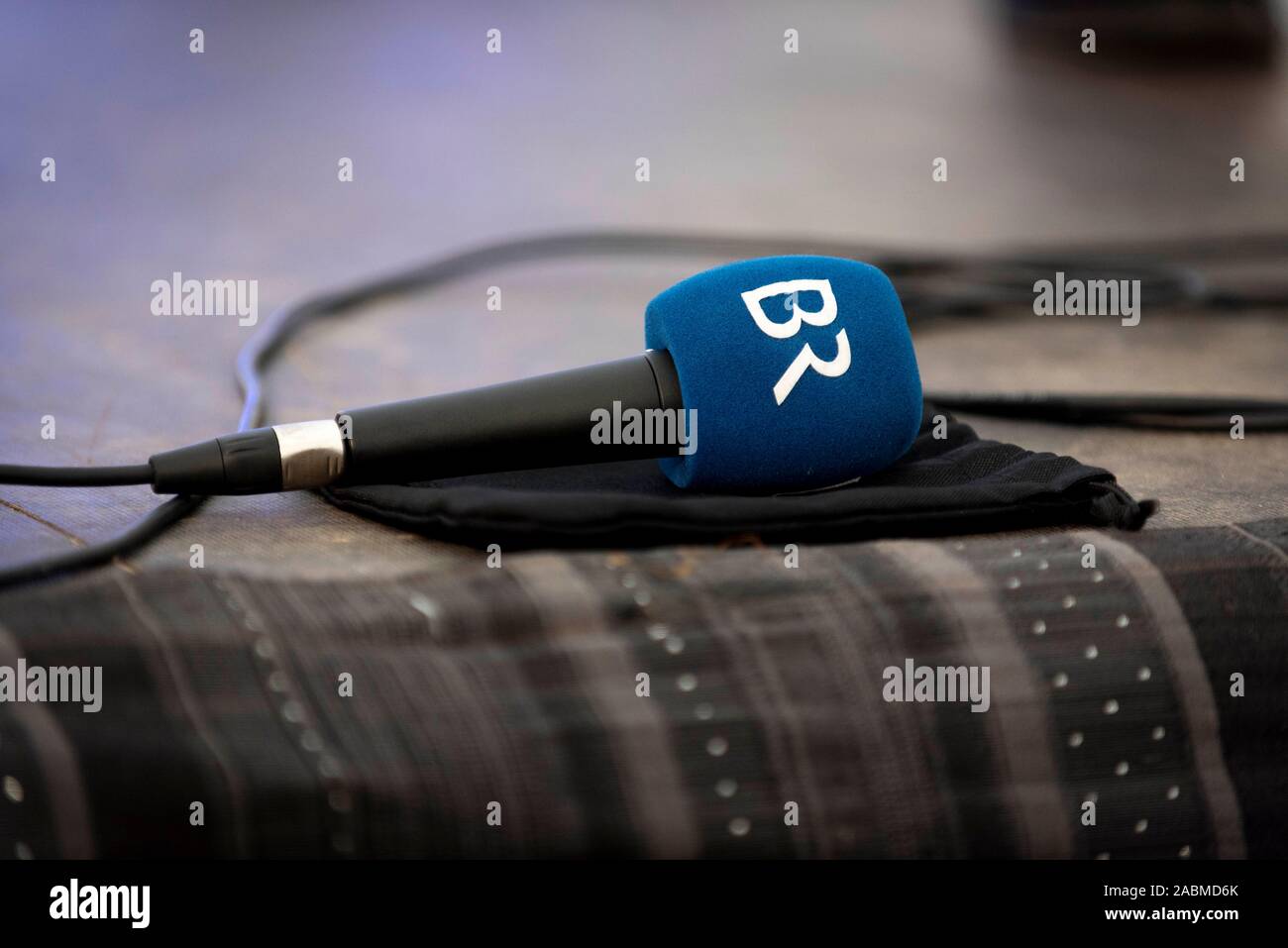 Un microfono del Bayerischer Rundfunk sarà in scena il Martedì, 8 ottobre 2019 presso il topping-out cerimonia del Aktualitätenzentrum und Wellenhaus a Freimann (Alta Baviera). [Traduzione automatizzata] Foto Stock