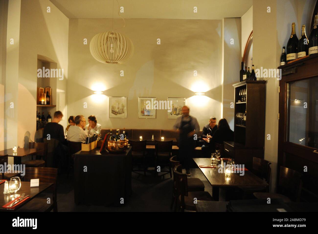 Gli ospiti presso il ristorante italiano "Punto di Vino' in Sendlinger Straße 62. [Traduzione automatizzata] Foto Stock