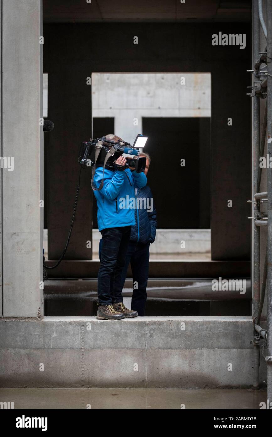 Martedì 8 ottobre 2019, un team televisivo dalla Bayerischer Rundfunk saranno le riprese del nuovo edificio del Centro notizie e Wellenhaus a Freimann (Alta Baviera). [Traduzione automatizzata] Foto Stock