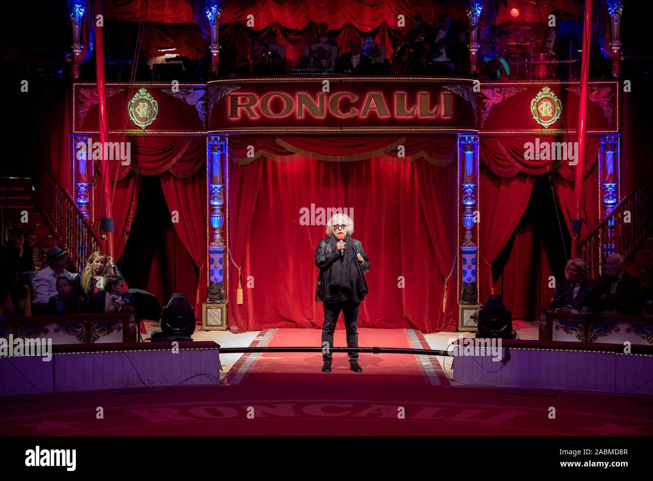 Sabato, 12 ottobre 2019, Direttore del circo Bernhard Paolo accoglierà il pubblico alla premiere di prestazioni a Roncallli a Monaco di Baviera superiore). [Traduzione automatizzata] Foto Stock