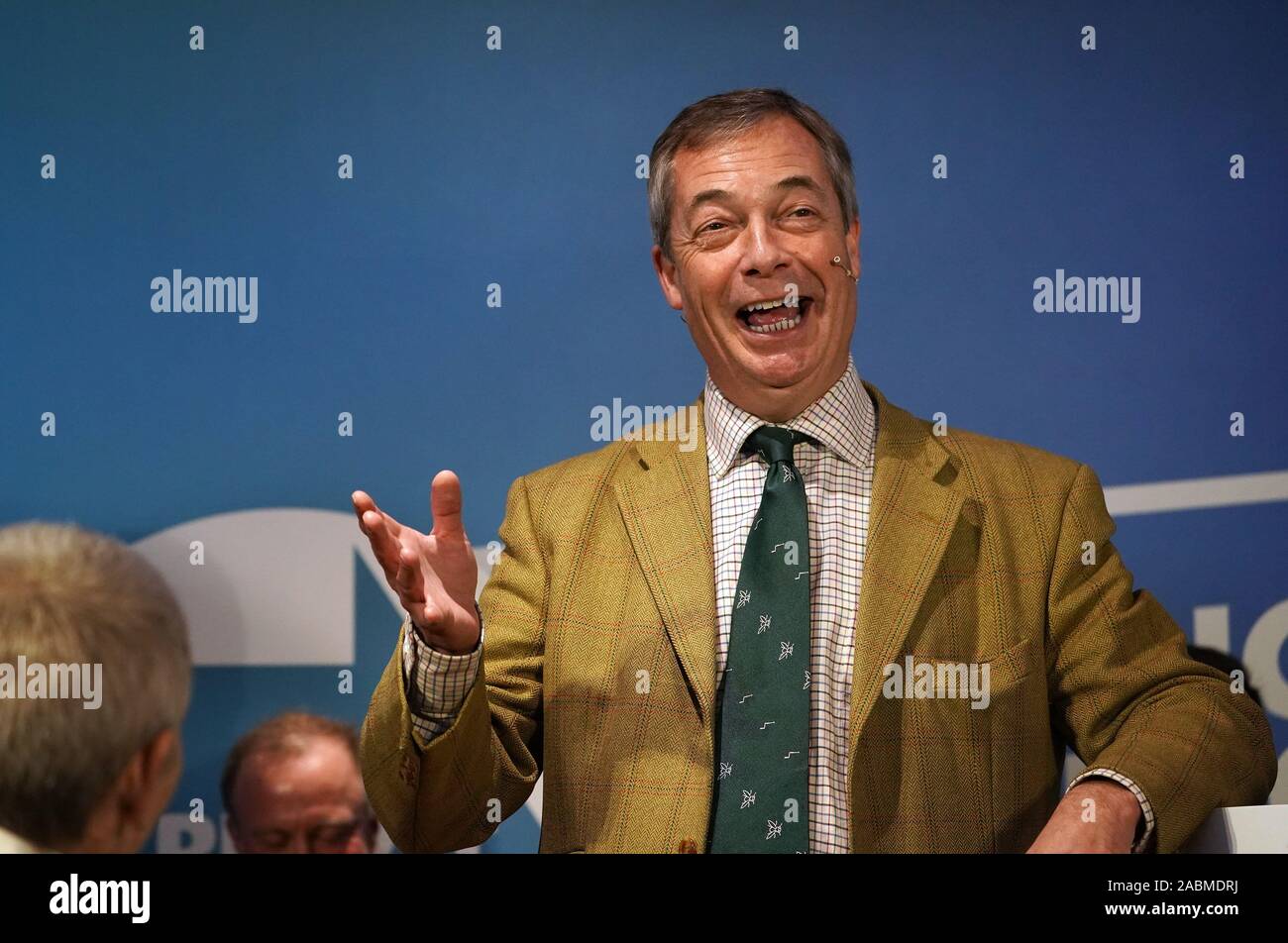 Brexit Party leader Nigel Farage parlando a una fermata Golf in Hull, East Yorkshire, cuori sulla campagna elettorale trail. Foto Stock