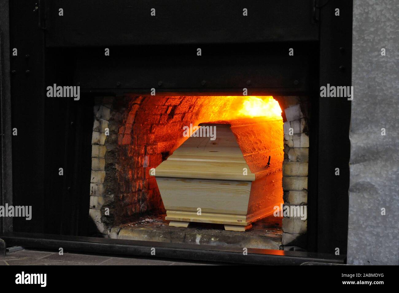 Forno di combustione con bara nel crematorio a Monaco di Baviera Ostfriedhof. [Traduzione automatizzata] Foto Stock