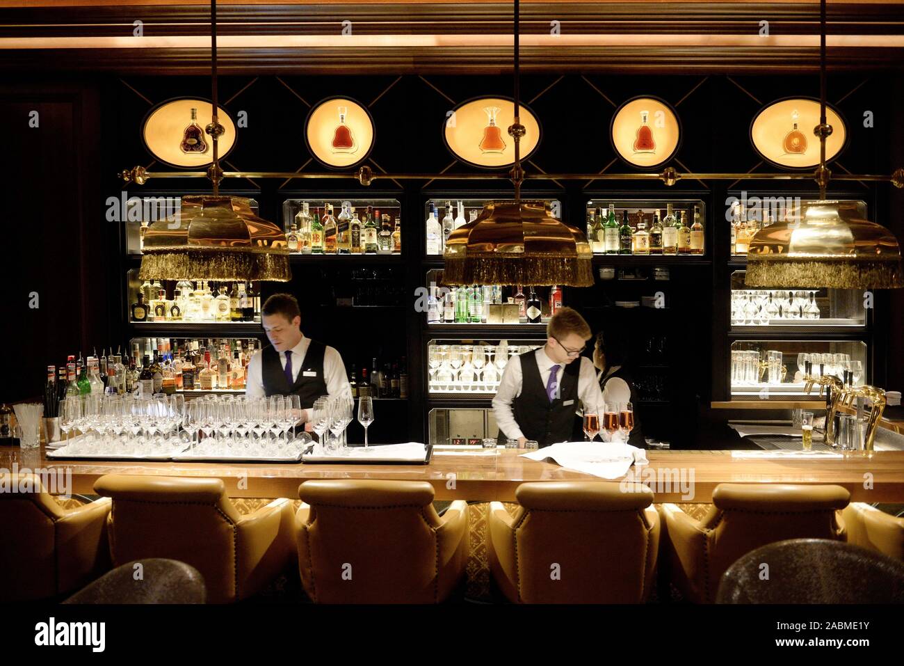 Ridisegnato bar in hotel 'Vier Jahreszeiten' a Maximiliansstraße 17. [Traduzione automatizzata] Foto Stock