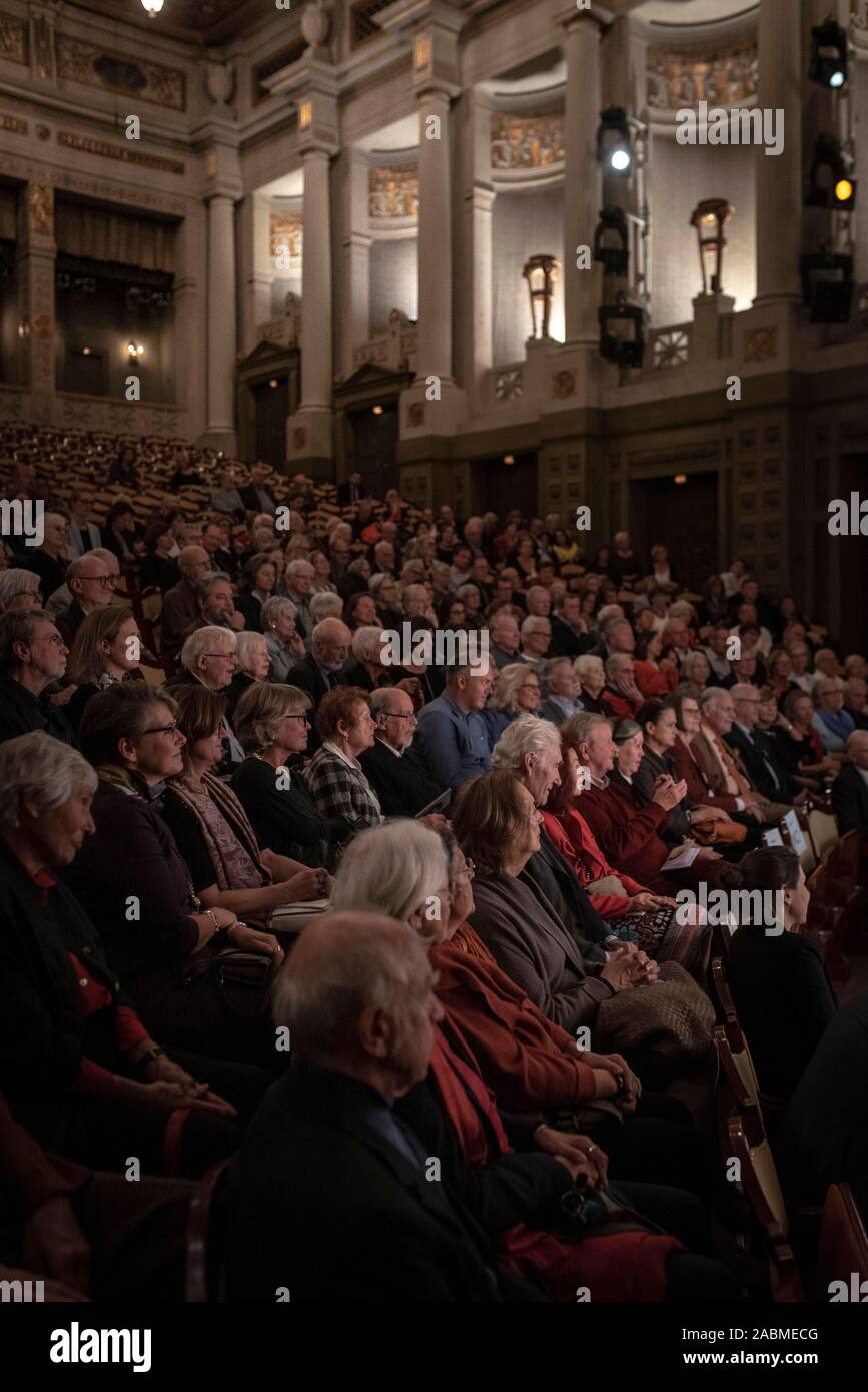 All'inizio della serie 'Wärme und Wallung' della 'Süddeutsche Zeitung e la Munich Chamber Orchestra, Theo Waigel e Clemens Schuldt discutere la Germania 30 anni dopo la riunificazione: Udienza a Prinzregenten-Theater a Monaco di Baviera. [Traduzione automatizzata] Foto Stock