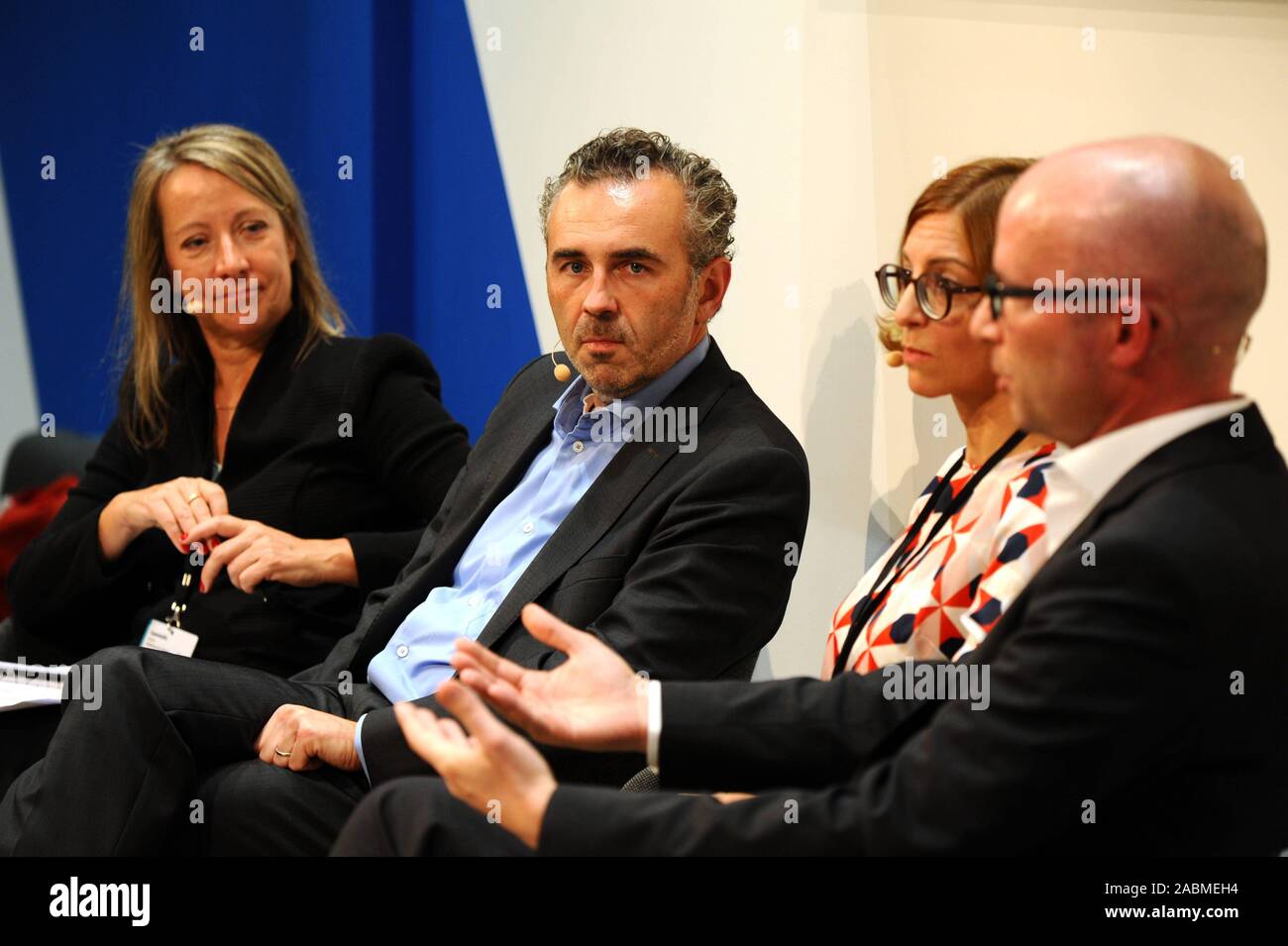 SZ Business Summit Salon presentato da Telefonica a Berlino. Nella foto (da sinistra a destra): Thomas Jarzombek Ministero Federale dell'economia e dell'energia, Anja Misselbeck (Daimler AG) e Andreas Müller (Robert Bosch GmbH) sul podio. Sulla sinistra il presentatore Crestin Gammelin (Süddeutsche Zeitung). [Traduzione automatizzata] Foto Stock