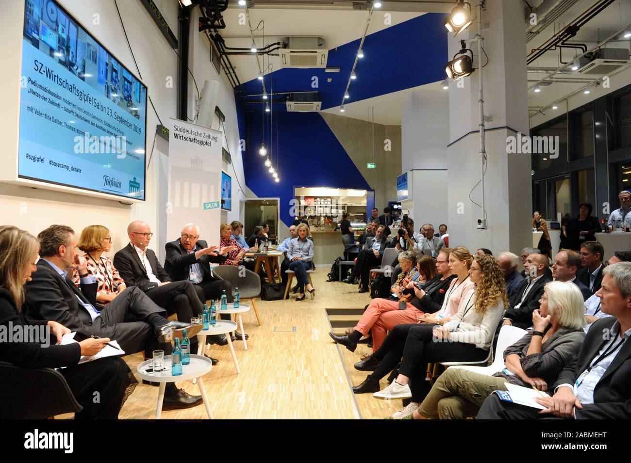 SZ Business Summit Salon presentato da Telefonica a Berlino. Foto (da sinistra a destra): Thomas Jarzombek Ministero Federale dell'economia e dell'energia, Anja Misselbeck (Daimler AG), Andreas Müller (Robert Bosch GmbH), Michael Ziesemer (tedesco i produttori di componenti elettrici ed elettronici' Association - ZVEI) e Valentina Daiber (Telefonica Deutschland) sul podio. Sulla sinistra il presentatore Crestin Gammelin (Süddeutsche Zeitung). [Traduzione automatizzata] Foto Stock