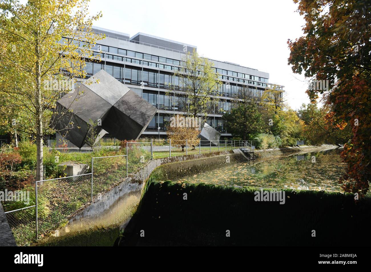 10 edifici formano il office campus Tucherpark del Hypo-Vereinsbank tra l'Isar e il Giardino Inglese. La zona è associata con i ben noti nomi architettonici come Sep Ruf, Uwe Kiessler o Andreas Hild. Ora il complesso edilizio è di cambiare il suo proprietario. [Traduzione automatizzata] Foto Stock