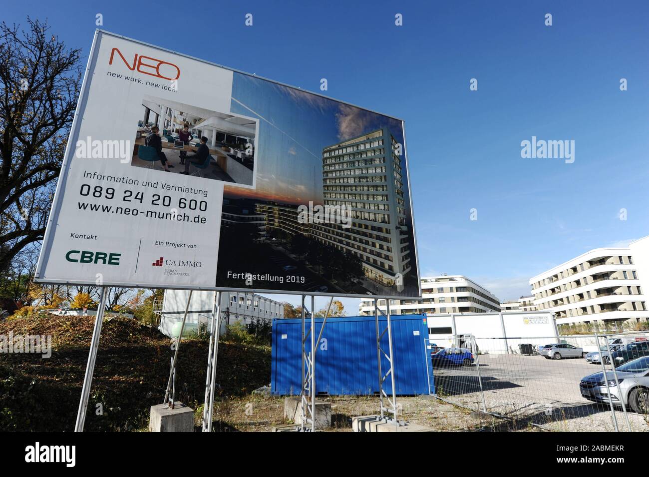 Lavori di costruzione del redensification di Baumkirchnerstrasse e Hermann-Weinhauserstrasse a Monaco di Baviera Berg am Laim district sta progredendo: lavori di costruzione del "Neo" alto edificio. [Traduzione automatizzata] Foto Stock