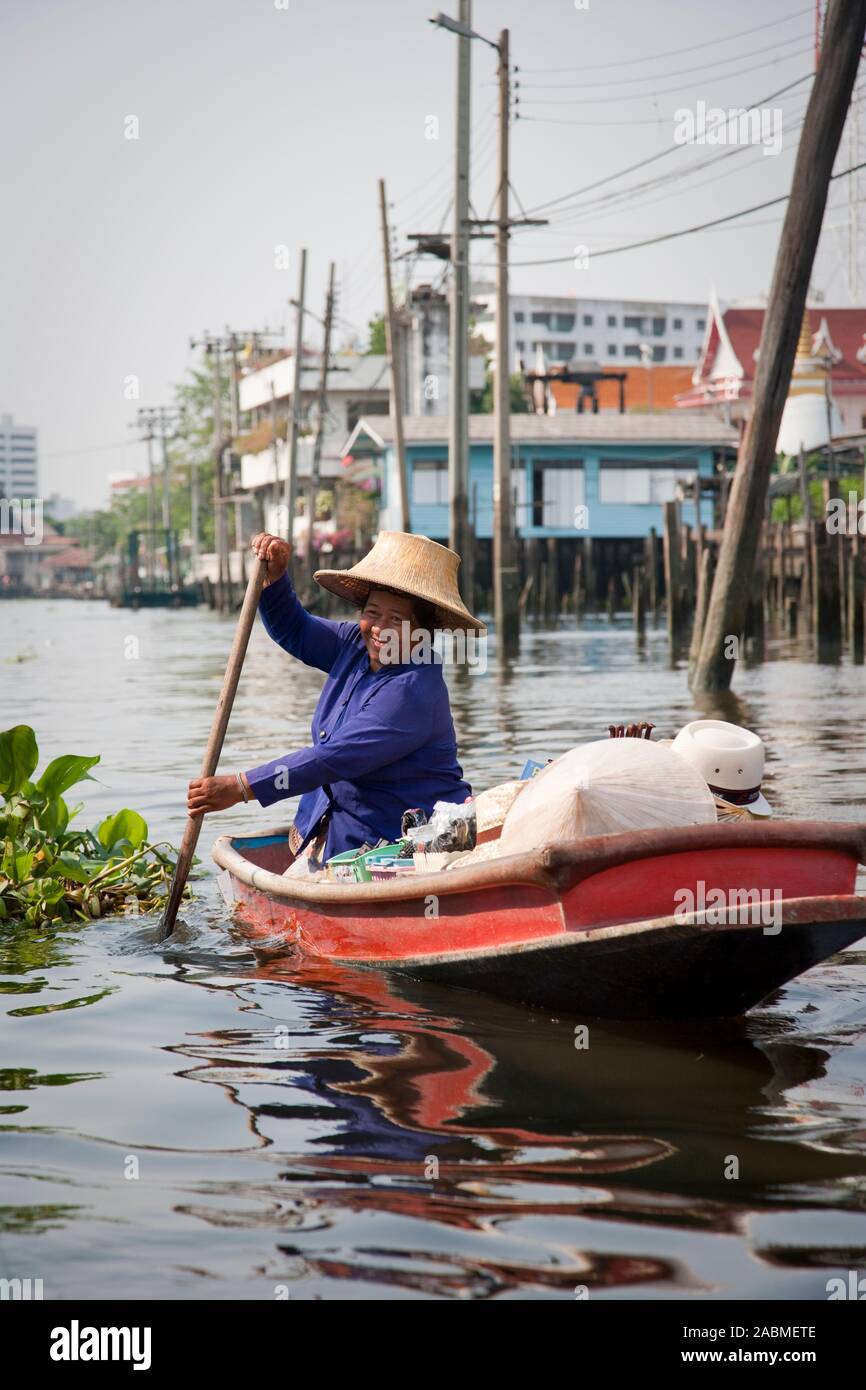 Vendita donna dalla sua lunga coda di barca fluviale, Bangkok, Thailandia Foto Stock