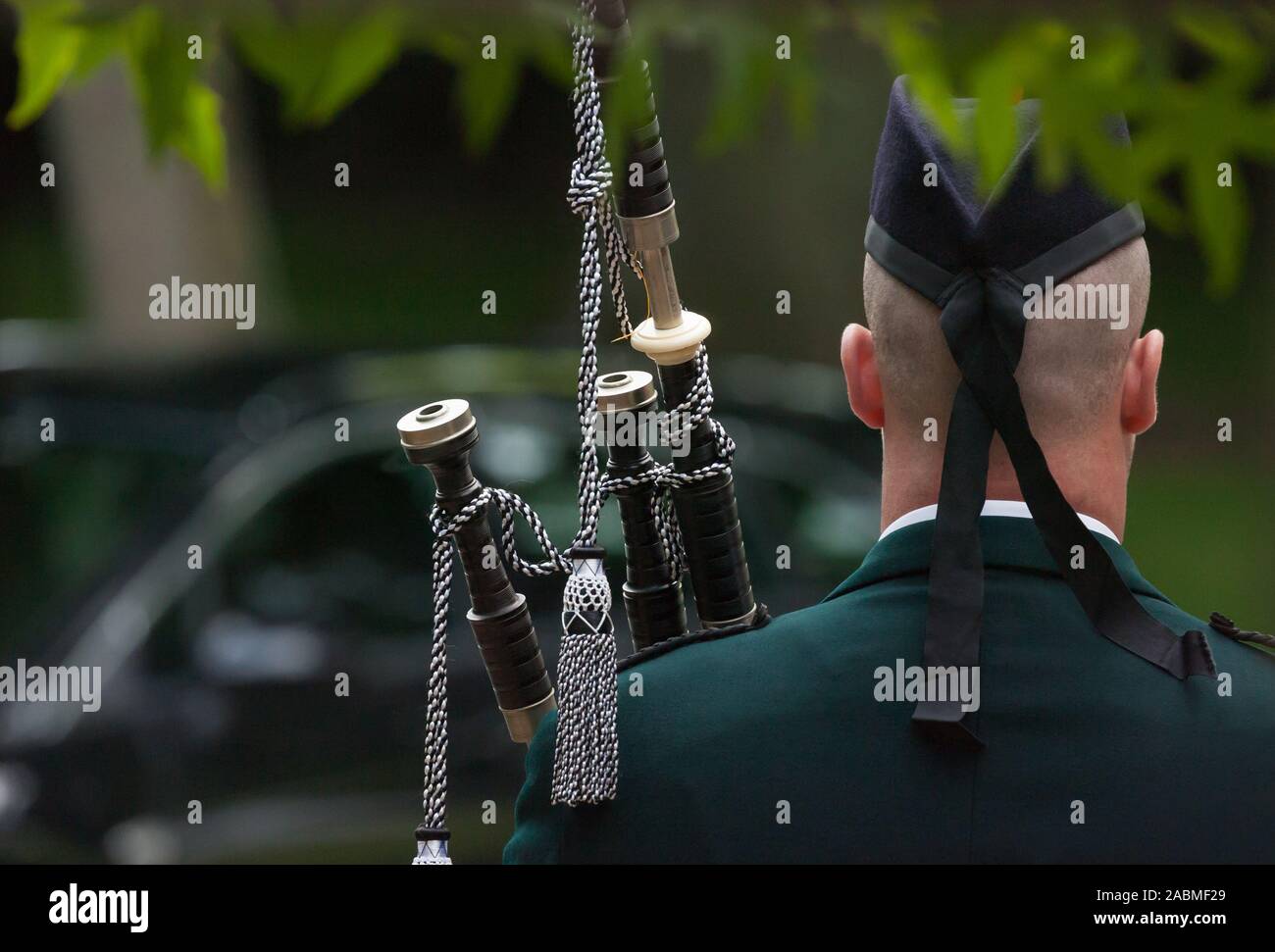 Scottish bagpiper in occasione di una cerimonia nuziale Foto Stock