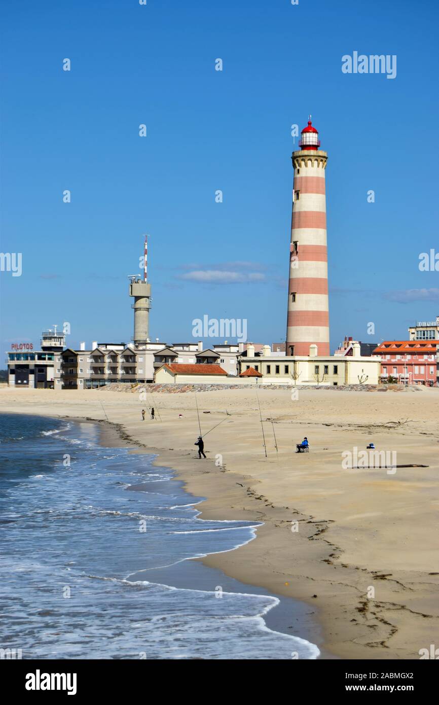 Il faro di Barra beach vicino a Peniche Portogallo. È il secondo faro più alto in Europa Foto Stock