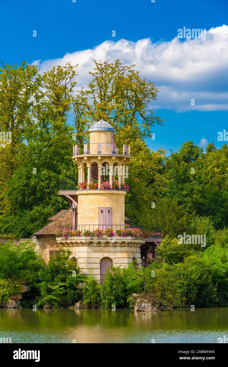 Perfetta visualizzazione verticale del Marlborough Torre che sovrasta il lago nel Casale della regina nel giardino di Trianon di Versailles. La torre decorativa... Foto Stock
