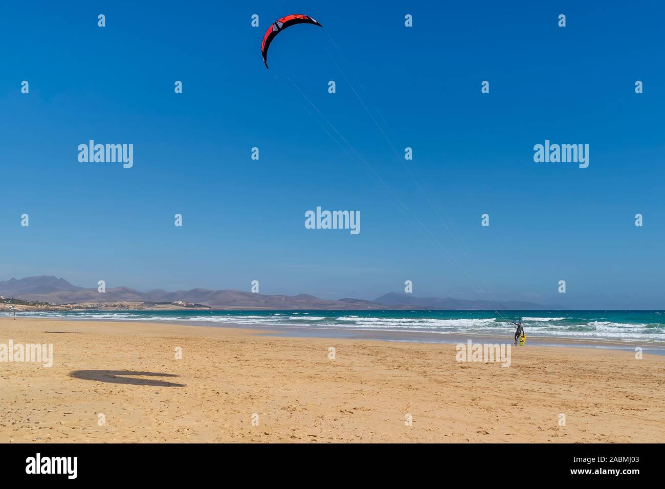 Il kite surf sulla bellissima Playa de Sotavento Beach in Fuerteventura, Isole Canarie, Spagna Foto Stock