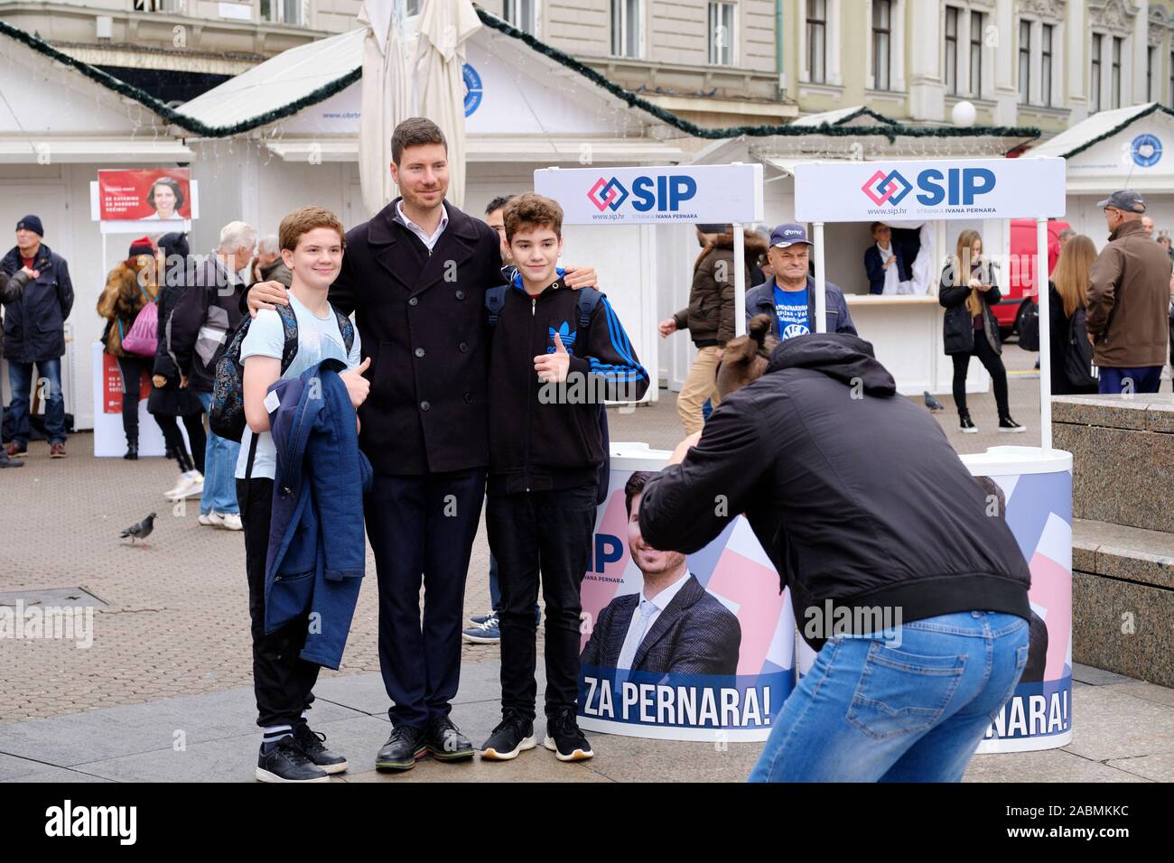 Ivan Pernar del SIP (Stranka Ivan Pernar) campagne di sensibilizzazione a Zagabria per ottenere la firma di correre per il croato elezioni presidenziali nel dicembre 2019 Foto Stock