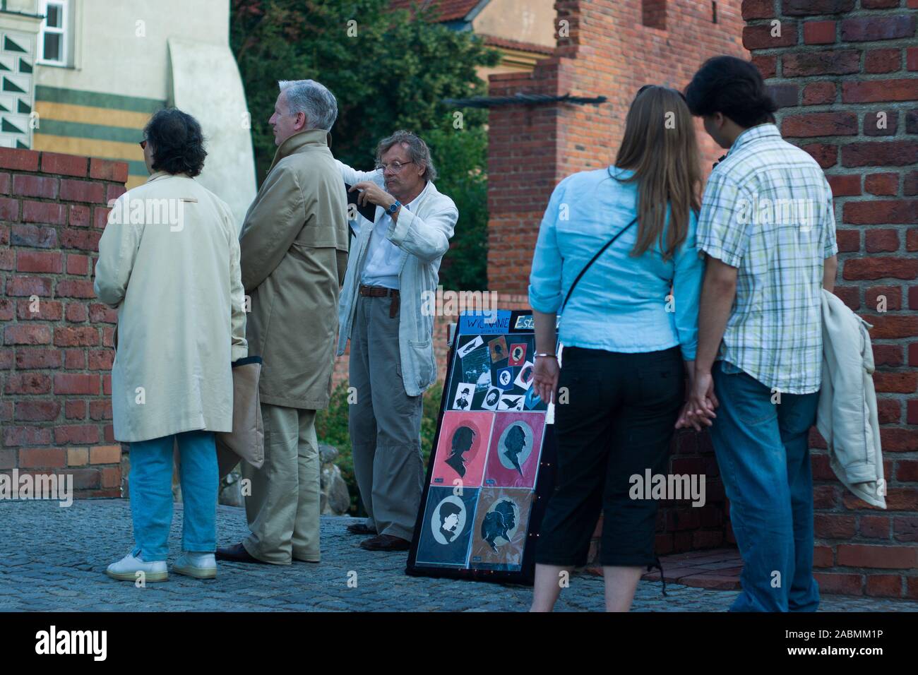 Ritrattista il taglio di profili di carta nella Città Vecchia, Varsavia, Polonia Foto Stock