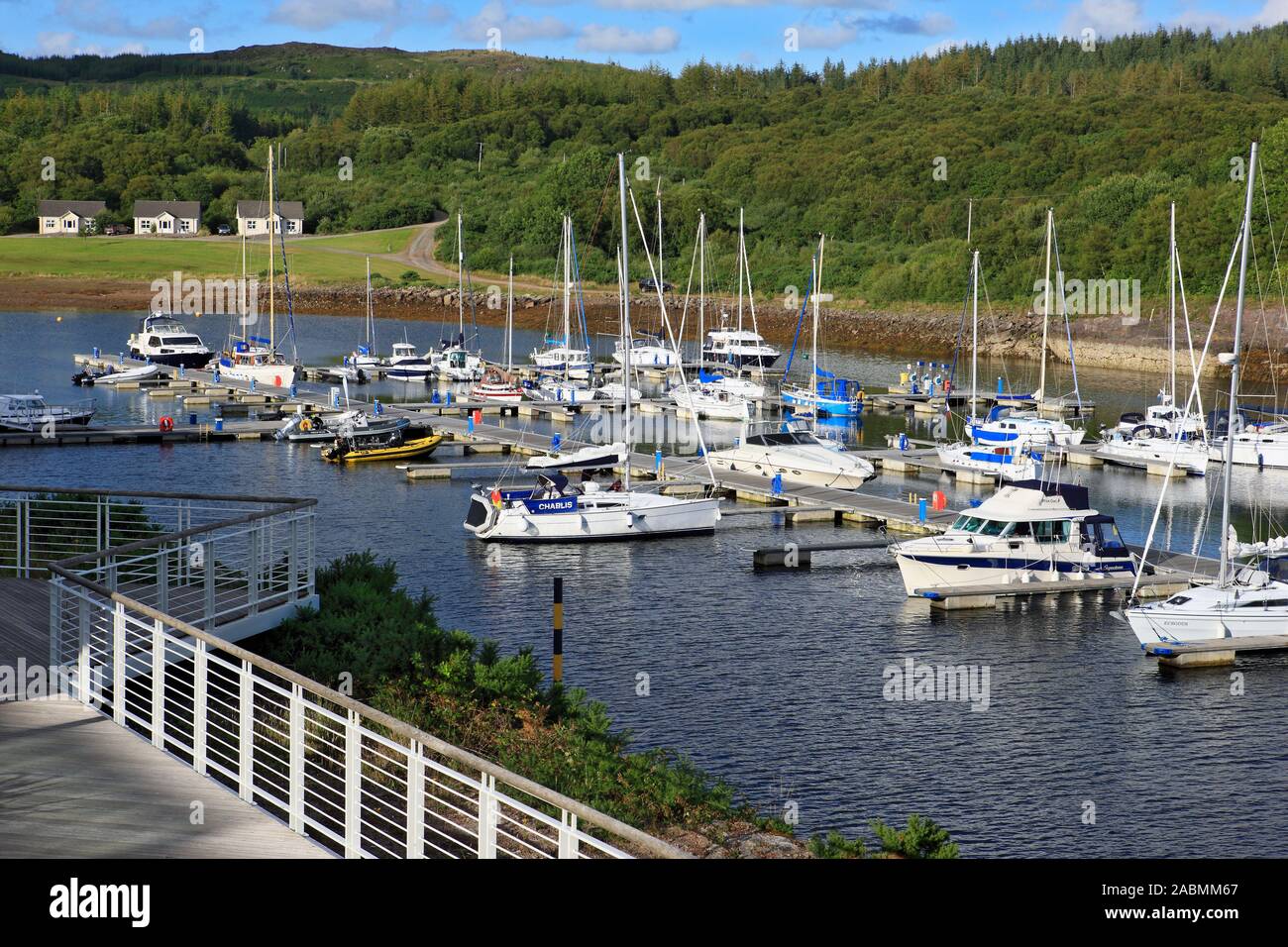 Barche ormeggiato a Portavadie Marina, Argyll, Scozia Foto Stock