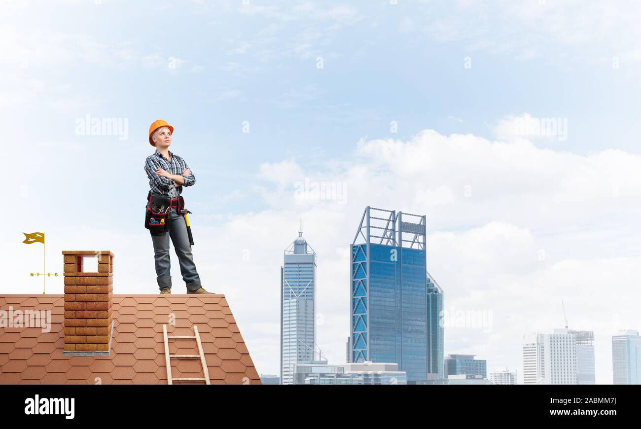 Costruzione femmina lavoratore in hardhat in piedi Foto Stock