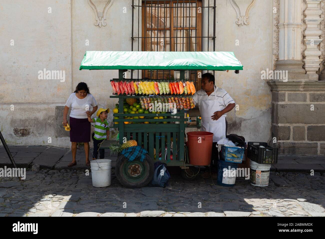 Carrello con frutta in città coloniale Foto Stock