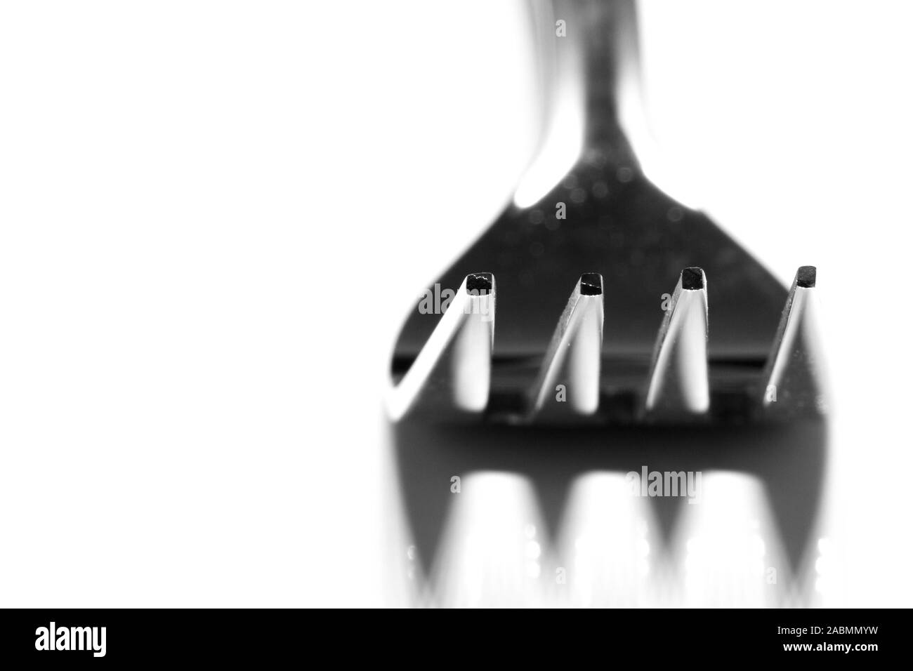 Immagine astratta di una forcella d'argento con un'ombra Foto Stock